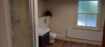 Ducha, artículos de tocador gratuitos, secador de pelo, toallas