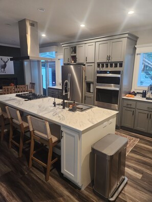 Kjøleskap, mikrobølgeovn, ovn og kokeplater