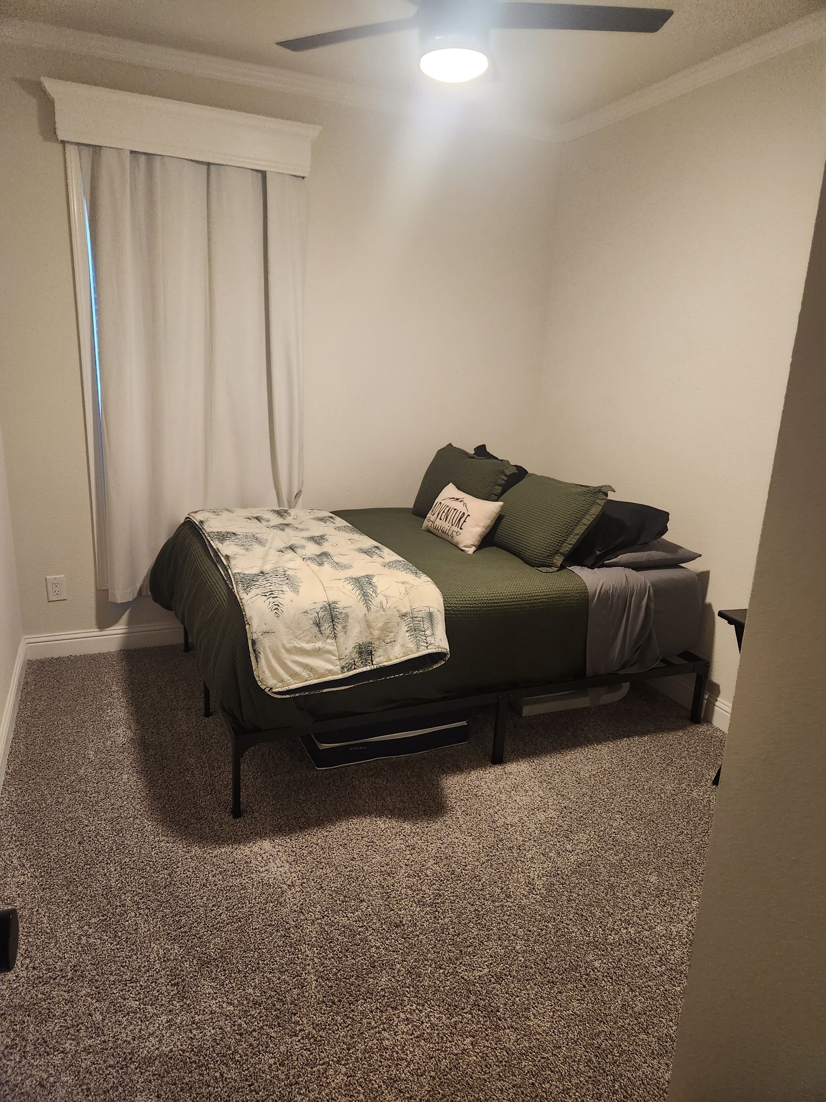 3 slaapkamers, een strijkplank/strijkijzer, gratis wifi, beddengoed