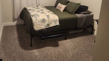 3 slaapkamers, een strijkplank/strijkijzer, gratis wifi, beddengoed