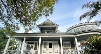 Historic Off-Campus Housing in Downtown Riverside • 市中心历史悠久的宿舍
