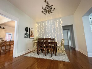 Interior - Historic Off-Campus Housing in Downtown Riverside • 市中心历史悠久的宿舍 (Riverside)
