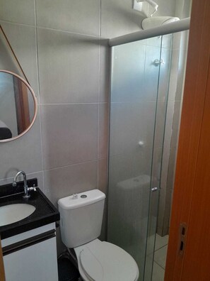 Een haardroger, een bidet, handdoeken, zeep