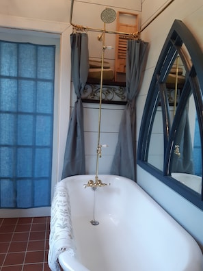 Hair dryer, towels, soap, shampoo - Hilltop Chalet with Stunning Forest Views Between Historic Westport and Perth (Westport)