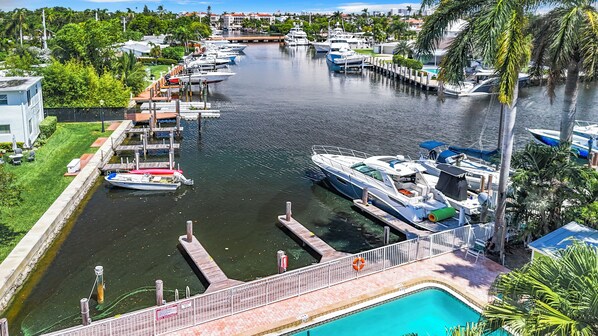 Basic-Apartment, 1 King-Bett und Schlafsofa, Küche | Blick auf das Wasser