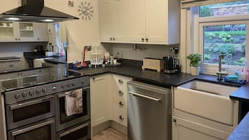 Casa | Cocina privada | Refrigerador, microondas, horno y parrilla de estufa