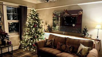 House | Living area | TV, fireplace