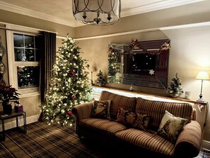 House | Living area | TV, fireplace - Seaside-scarborough-wifi-parking-petsok-sleeps-7/8 (Scarborough)