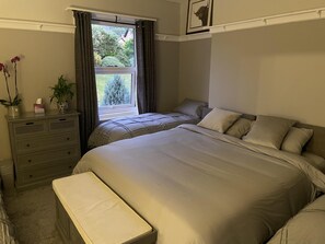 House | 2 bedrooms, iron/ironing board, free WiFi, bed sheets - Seaside-scarborough-wifi-parking-petsok-sleeps-7/8 (Scarborough)