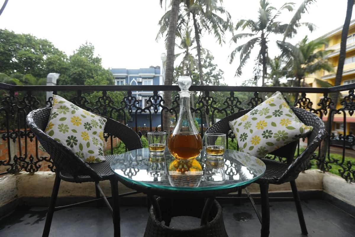 Superior Double Room, Balcony, Pool View | Living area