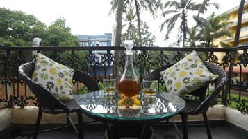 Superior Double Room, Balcony, Pool View | Living area