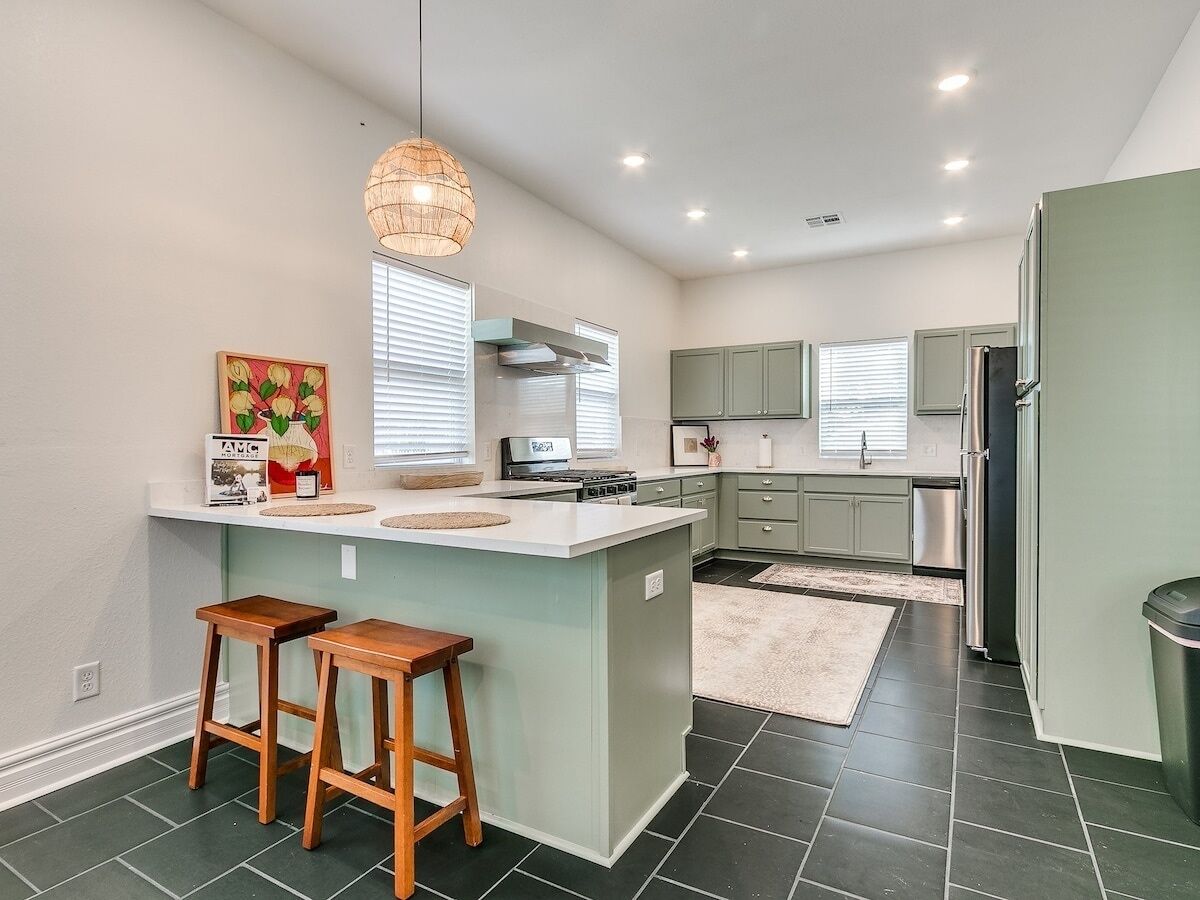 Kjøleskap, mikrobølgeovn, ovn og kokeplater