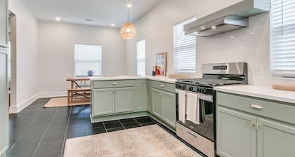 Crescent Clean and Ready! Wi-fi. Sleeps 7. Pets OK!
