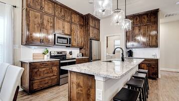 Geladeira, micro-ondas, fogão, cooktop