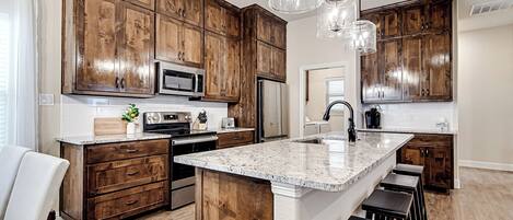 Frigorífic, microones, forn i placa de cuina