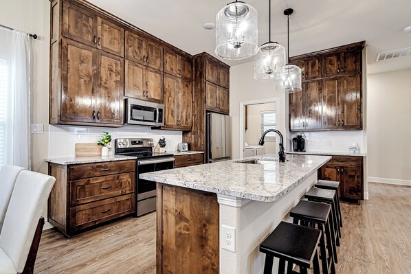 Geladeira, micro-ondas, fogão, cooktop