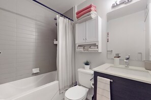 Towels, toilet paper - Cozy Modern Soft- Loft w/ Large Private Balcony! (Toronto)