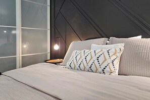 1 bedroom, desk, WiFi, bed sheets