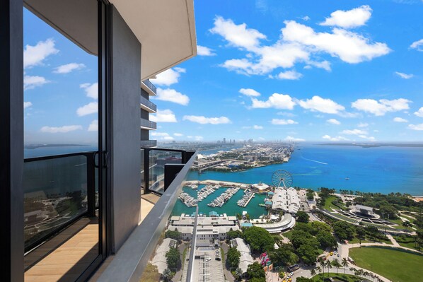 Luxury-Apartment, Balkon, Stadtblick | Blick auf die Stadt