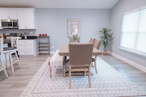 Dining - Charming 3-bdr house with WiFi in St. Augustine, close to vilano beach and shops (St. Augustine)