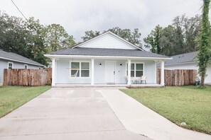 Exterior - Charming 3-bdr house with WiFi in St. Augustine, close to vilano beach and shops (St. Augustine)