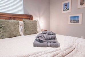 3 bedrooms, desk, iron/ironing board, travel cot