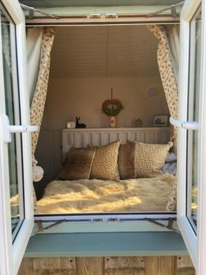 1 soverom, skrivebord og sengetøy