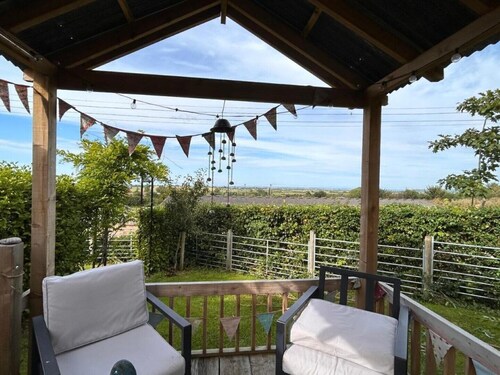 Cosy hut on our Somerset farm with great views, stove and wood fired hot tub