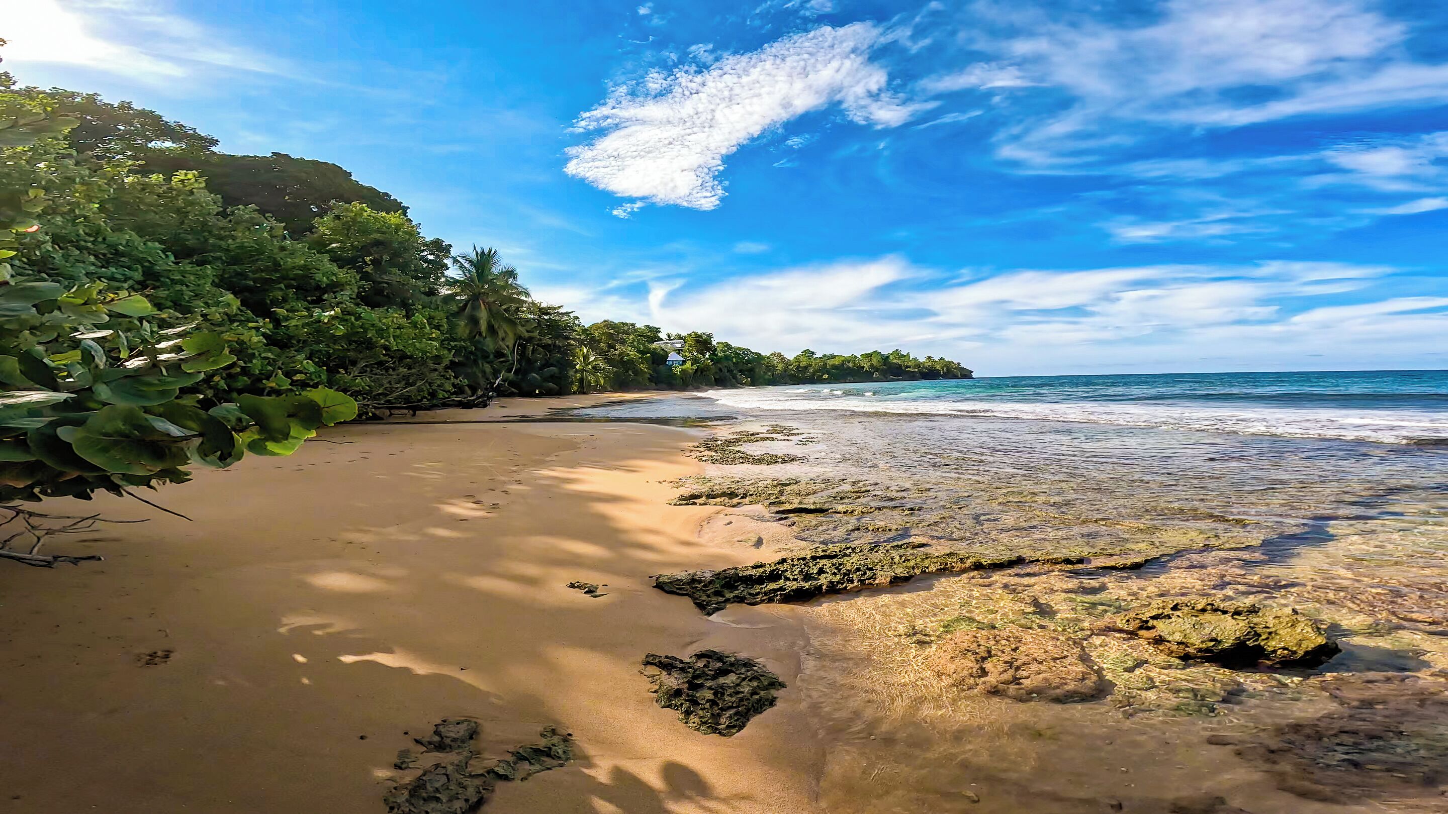 靠近海滩、白沙、沙滩椅、海滩遮阳伞