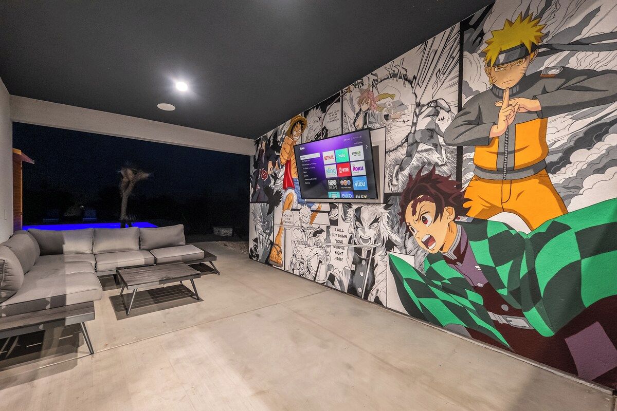 Een moderne woonkamer met een grote televisie, een bank en een wanddecoratie met anime personages.