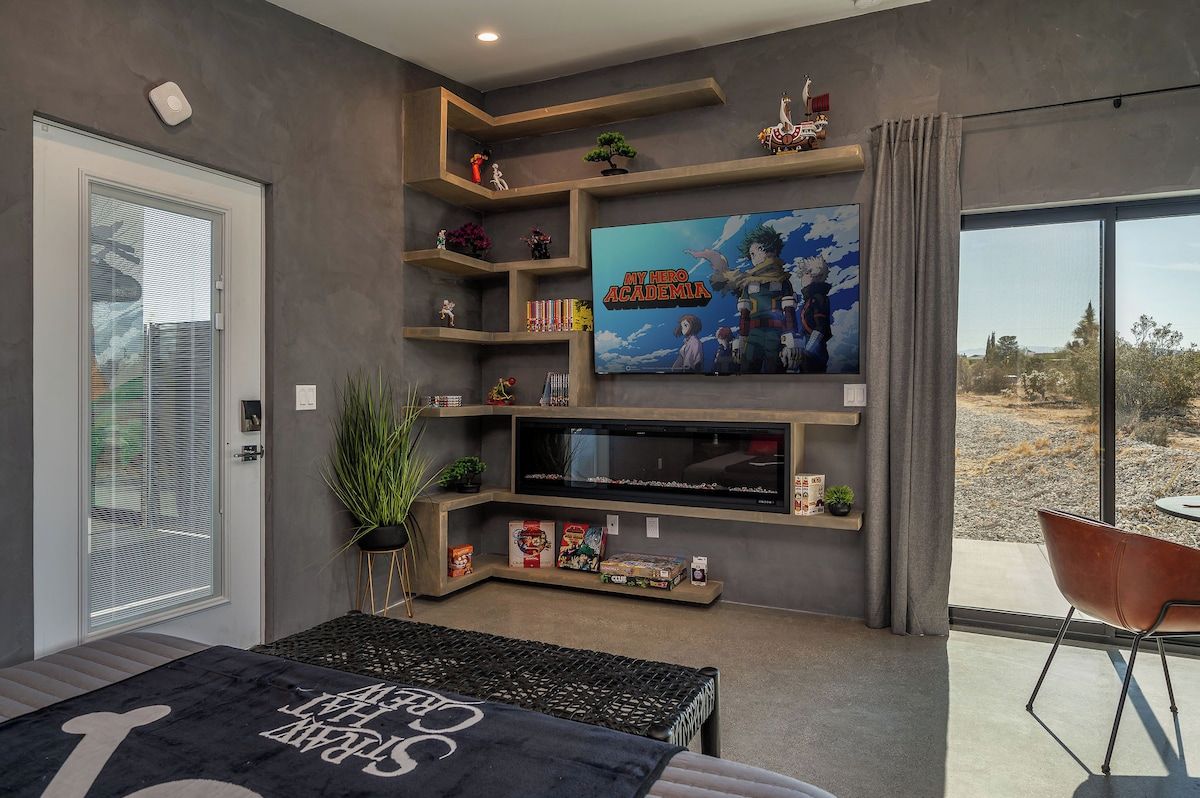 Een moderne woonkamer met een grote flatscreen televisie, inbouwkasten, een gezellige zithoek en uitzicht door een schuifdeur.
