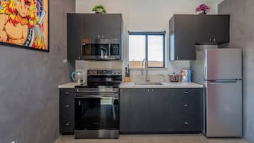 Jääkaappi, mikroaaltouuni, uuni, liesi