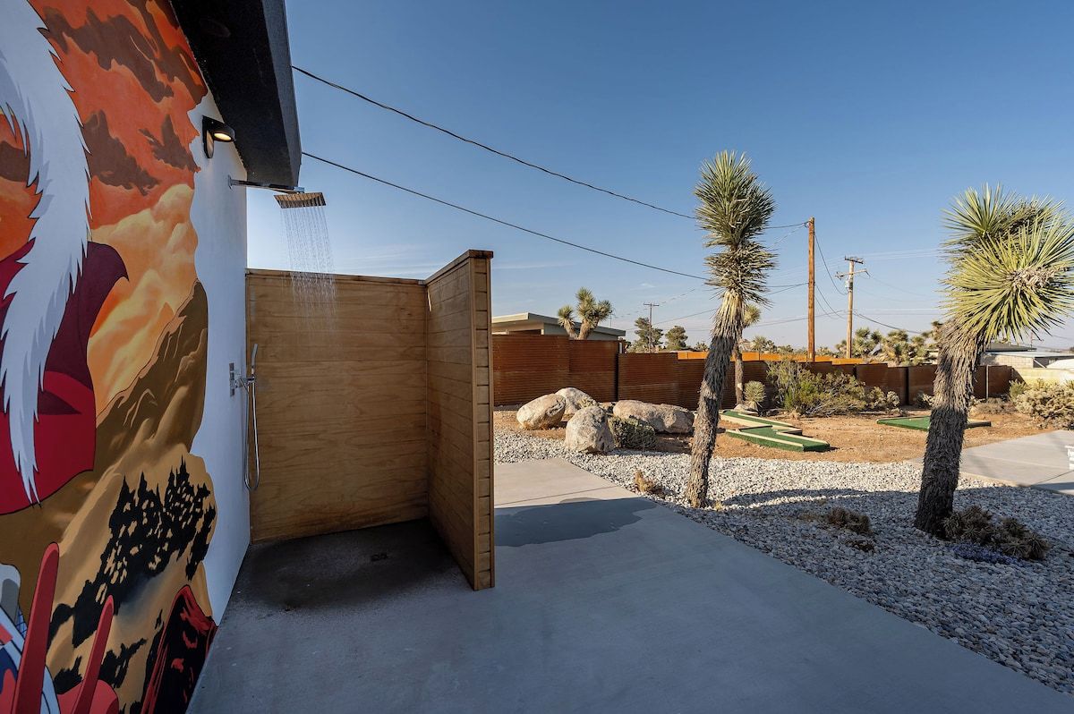 Outdoor Shower Oasis: Refresh under the sun with stunning desert views