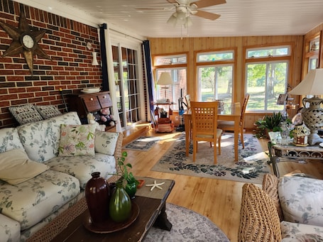 Smart TV, books. Country Retreat Farmhouse close to fishing lakes and a scenic parkway