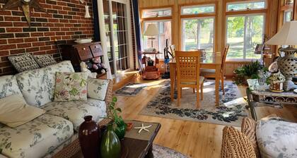 The Country Retreat Farmhouse close to fishing lakes and a scenic parkway