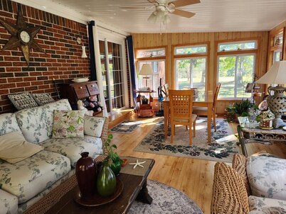 Country Retreat Farmhouse close to fishing lakes and a scenic parkway