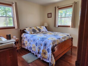 3 bedrooms, in-room safe, desk, iron/ironing board - Country Retreat Farmhouse close to fishing lakes and a scenic parkway (Duck River)