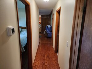 3 chambres, coffres-forts dans les chambres, bureau
