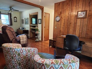 Interior - Country Retreat Farmhouse close to fishing lakes and a scenic parkway (Duck River)