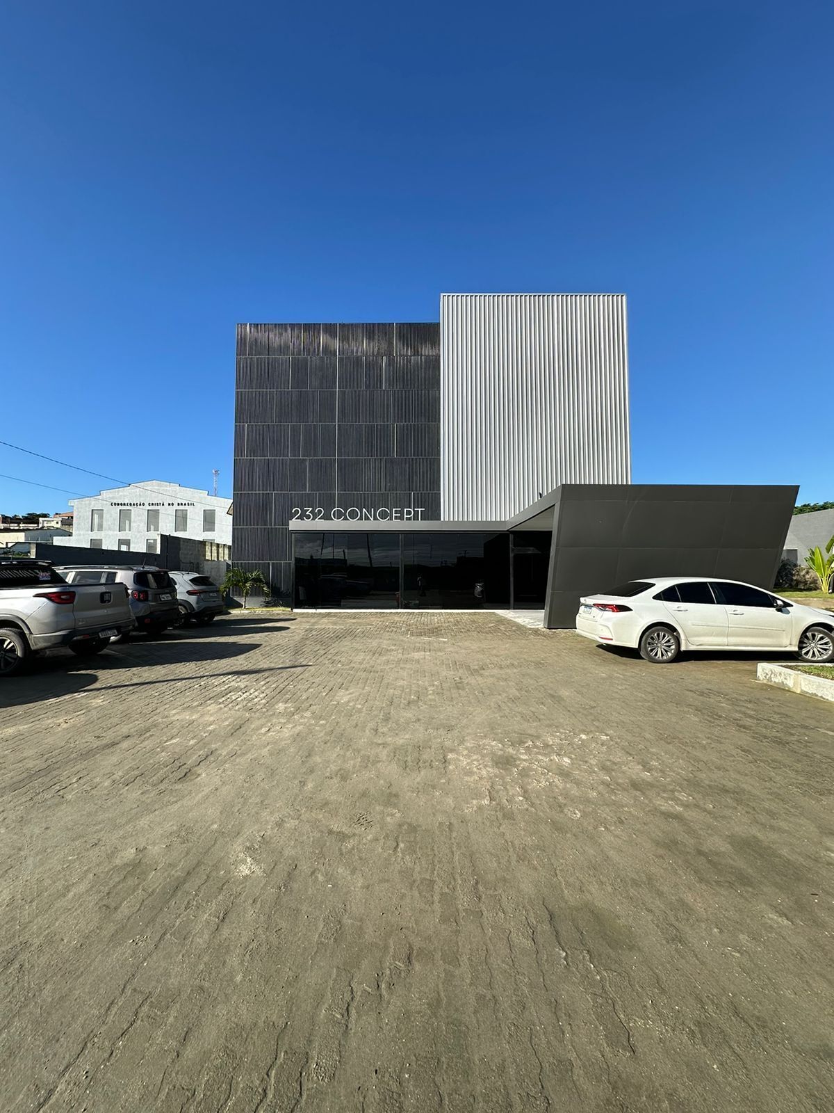 Un edificio moderno con un letrero que dice "232 CONCERT".