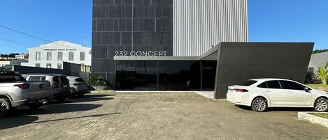 Un edificio moderno con un letrero que dice "232 CONCERT".