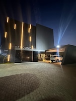 Fachada da propriedade à noite