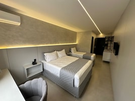 Quarto triplo, vista para a piscina | Cofres nos quartos, espaço de trabalho para notebook, cortinas blackout