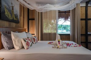 Laptop workspace, soundproofing, iron/ironing board, bed sheets - Beng Mealea Lodge (Svay Leu)