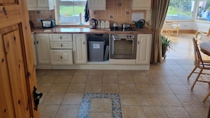 Private kitchen - Irish Cozy Cottage Retreat (Miltown Malbay)