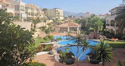 1 Bed Apt Sleeps 5 - Indoor Pool - Free Parking