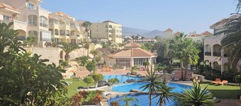 1 Bed Apt Sleeps 5 - Indoor Pool - Free Parking