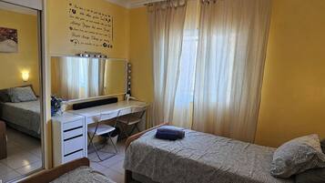 1 dormitorio, tabla de planchar con plancha, wifi gratis y ropa de cama