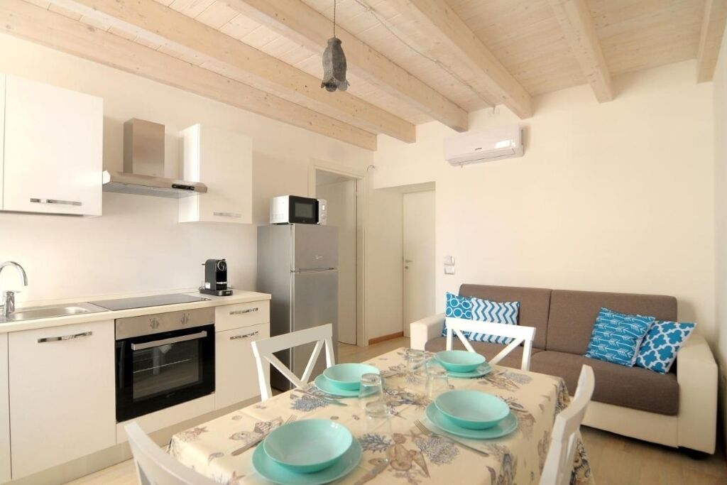 Micro-ondes, four, plaque de cuisson, chaise haute