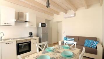 Micro-ondes, four, plaque de cuisson, chaise haute